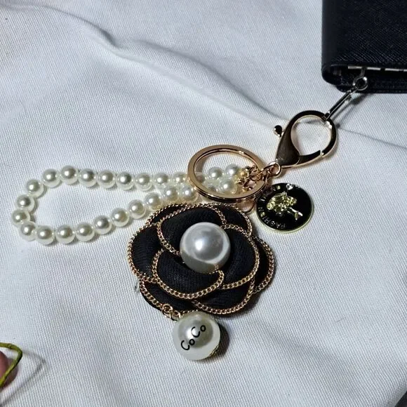 Burberry Black and Cream Key Holder - Picture 14 of 15